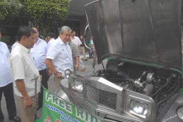Department of Environment and Natural Resources (DENR) Lito Atienza (right) looks at the engine of the liquefied petroleum gas-fueled jeepney at the DENR compound in Quezon City. Three motor vehicles, one turbo-jet type air-conditioned jeepney (Isuzu 4HFI) and two LPG-fueled jeepneys (models 4Y2.4 and 3RZ2.7), were presented by past Filipino Inventors Society (FIS) president Orlando Marquez (left) to Atienza to promote his (Marquez’s) inventions to help the government in its program to improve the air quality in Metro Manila and other urban centers nationwide. The three vehicles were said to be compliant with the DENR emission standards under the Philippine Clean Air Act of 1999.